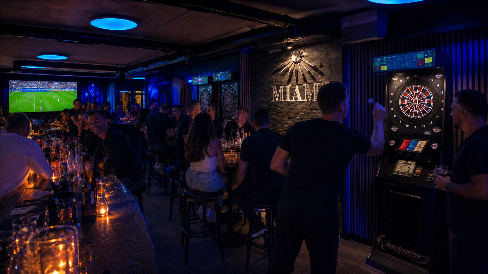 Gast spielt an einem elektronischen Dartautomaten in der Miami Bar