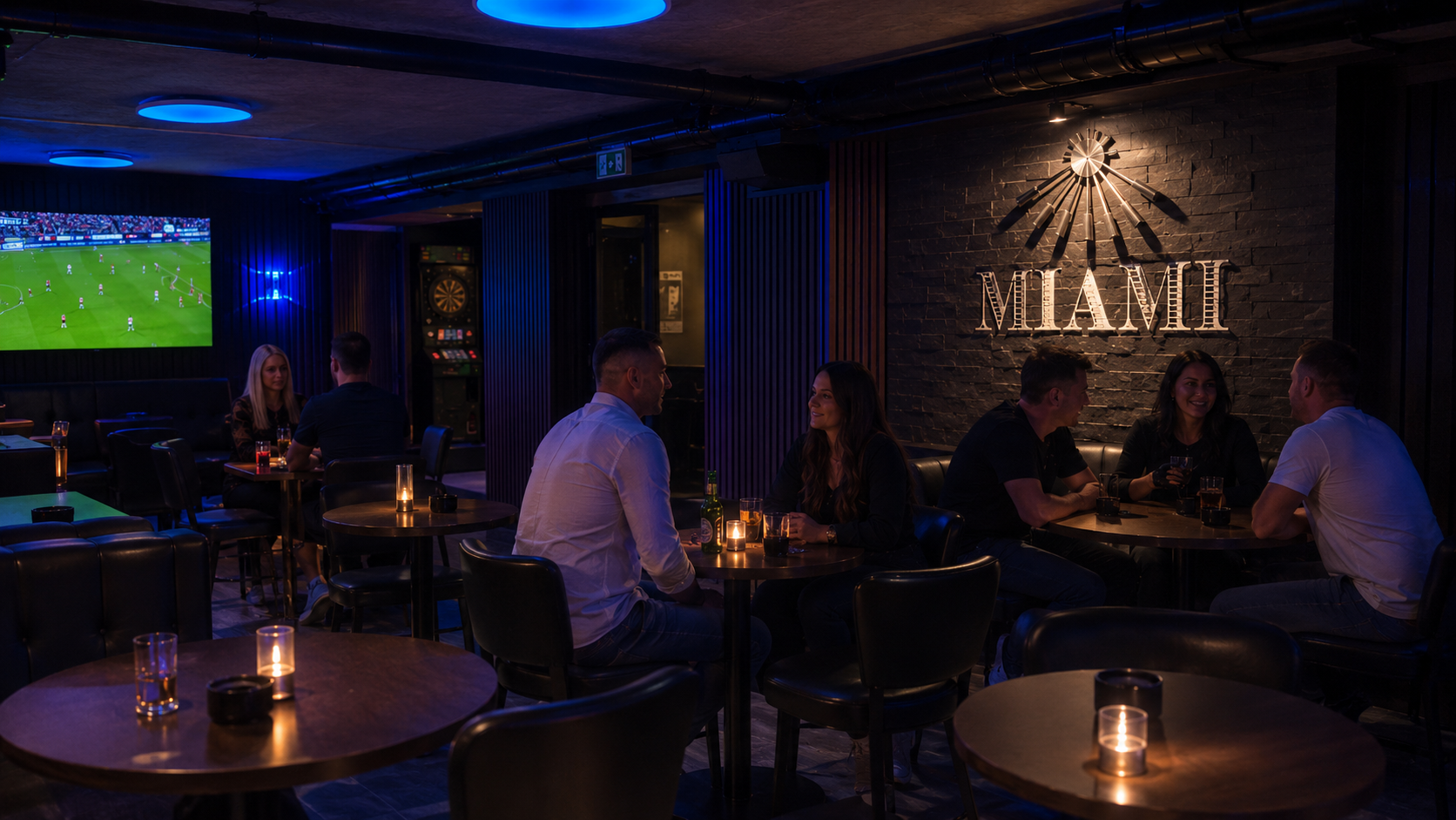 Entspannte Lounge-Sitzgelegenheiten in der Miami Bar vor der beleuchteten MIAMI Wand